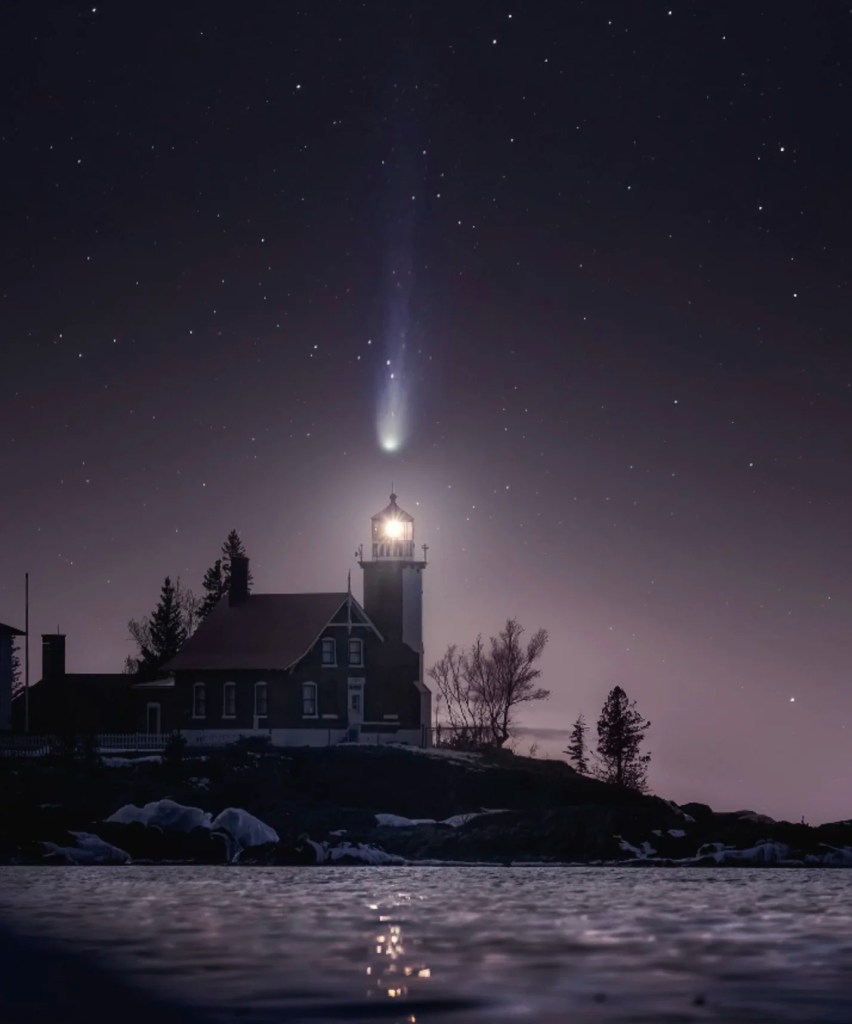 imagen del cometa diablo sobre el faro