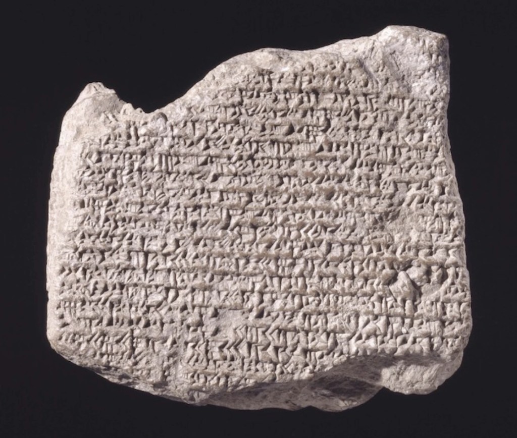 Tabla de arcilla cuneiforme con inscripciones astrológicas de la antigua Mesopotamia.
