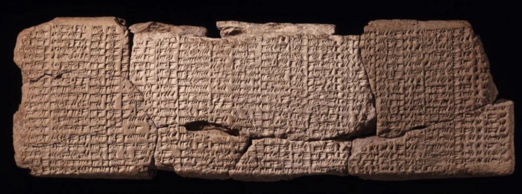 Tableta cuneiforme de arcilla antigua con inscripciones en escritura acadia sobre astronomía.
