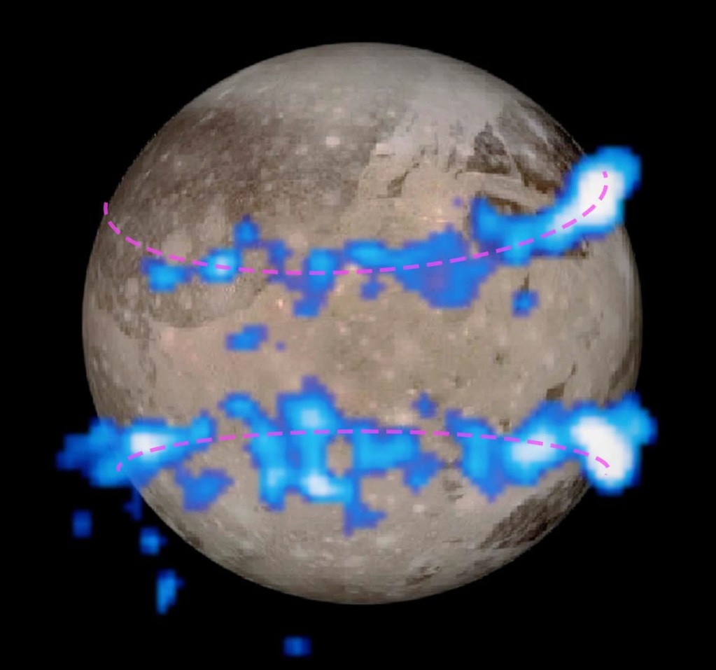 Imagen de Ganímedes, la luna de Júpiter, mostrando auroras en tonos de azul sobre su superficie, con líneas en color magenta destacando una zona específica.