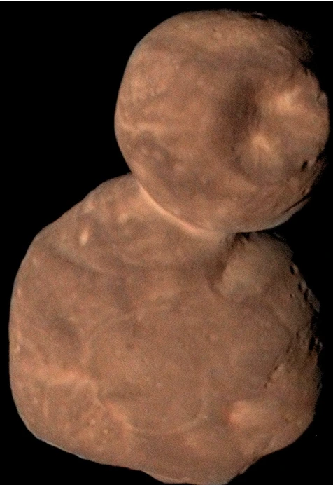 Objeto del Cinturón de Kuiper con forma irregular y superficial texturizada, iluminado sobre un fondo oscuro.