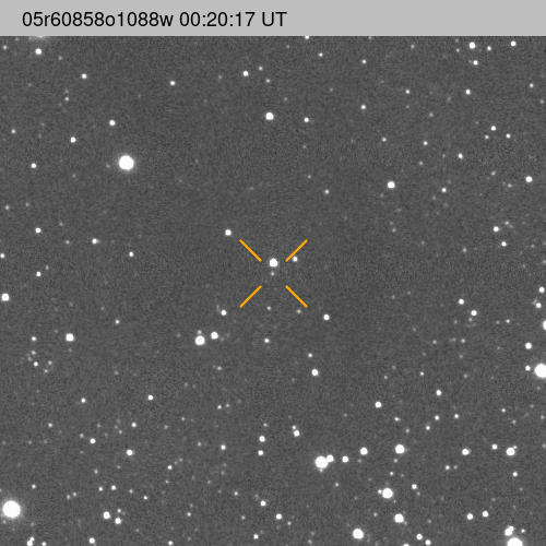 Imagen del cometa 3I/ATLAS, una pequeña mancha brillante en el centro, rodeada de estrellas en un fondo oscuro. Se muestra con marcas de referencia en ángulo.