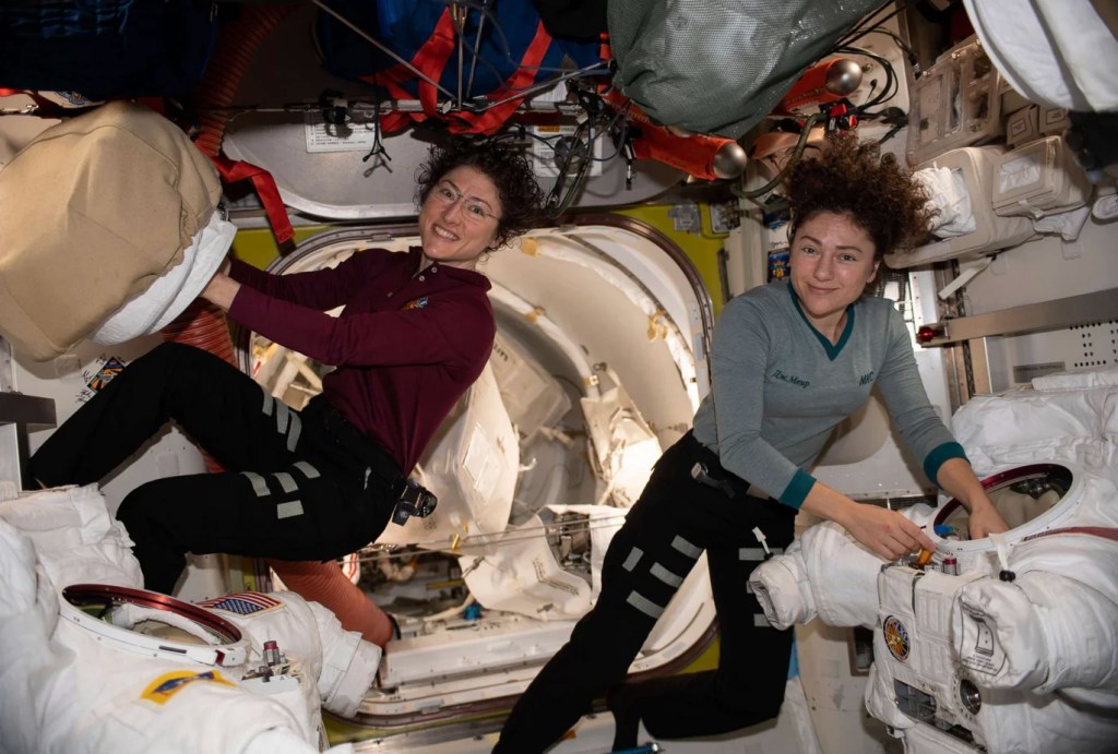 dos astronautas mujeres