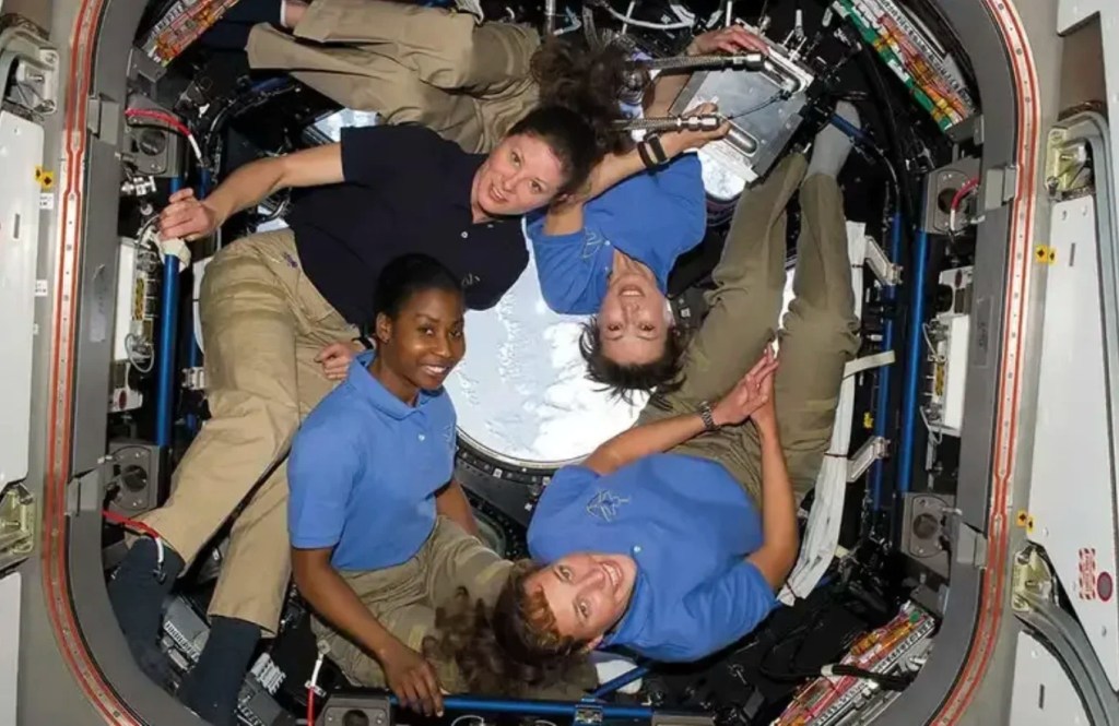 4 astronautas en la ISS