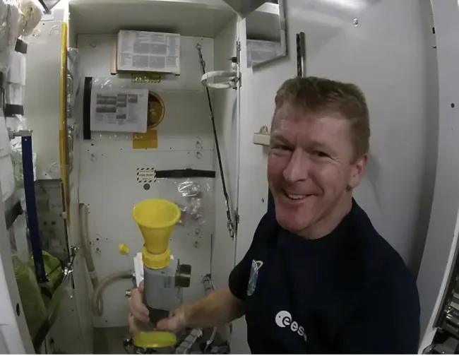 uso baño astronauta