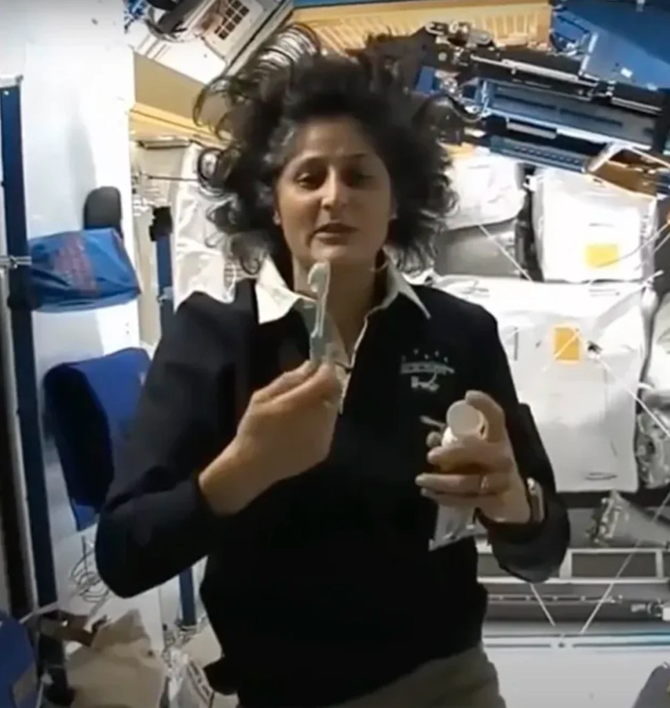 astronauta lavandose dientes