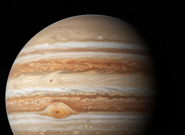 Imagen científica y espectacular para ilustrar un artículo divulgativo sobre la atmósfera profunda de Júpiter: vista cercana y realista del planeta gigante gaseoso desde el espacio, mostrando sus bandas de nubes en tonos crema, dorados y marrón rojizo, una gran tormenta ovalada visible, turbulencias atmosféricas y una sensación de profundidad que sugiera que los vientos penetran miles de kilómetros hacia el interior. Iluminación dramática pero natural, composición horizontal, sin texto, sin etiquetas, estilo de visualización astronómica de alta calidad.